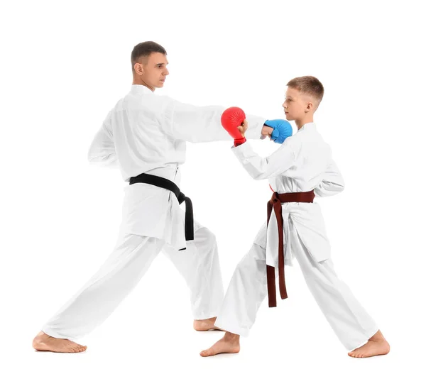 Chłopiec Ćwiczy Karate Instruktorem Białym Tle — Zdjęcie stockowe