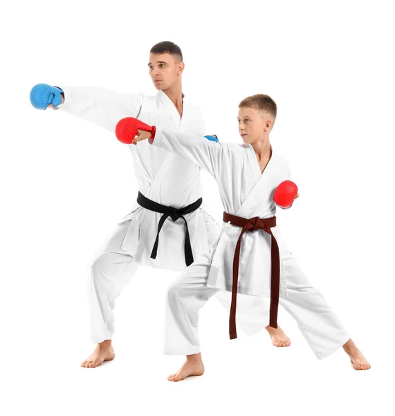Junge Praktiziert Karate Mit Instruktor Auf Weißem Hintergrund — Stockfoto