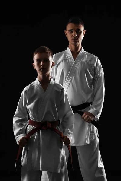 Pojke Med Karate Instruktör Mörk Bakgrund — Stockfoto