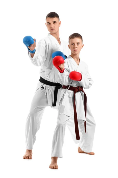 Αγόρι Εξάσκηση Καράτε Εκπαιδευτή Λευκό Φόντο — Φωτογραφία Αρχείου