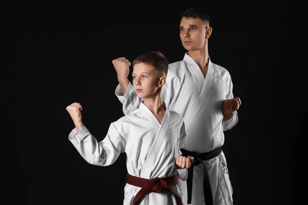 Niño Practicando Karate Con Instructor Sobre Fondo Oscuro —  Fotos de Stock
