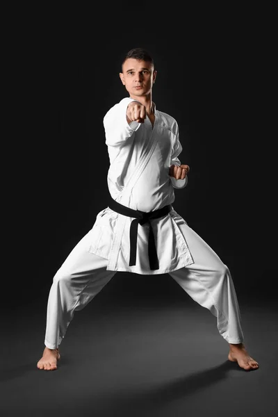 Hombre Practicando Karate Sobre Fondo Oscuro —  Fotos de Stock