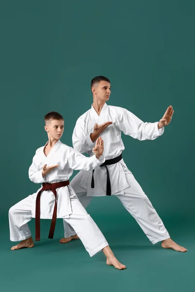 Niño Practicando Karate Con Instructor Sobre Fondo Verde —  Fotos de Stock