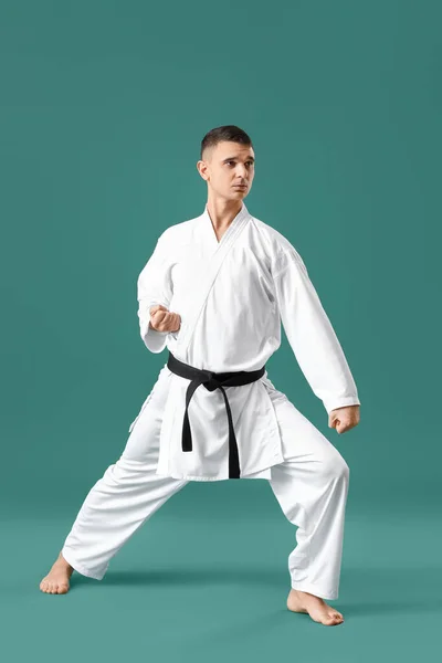 Man Practicing Karate Green Background — Stockfoto