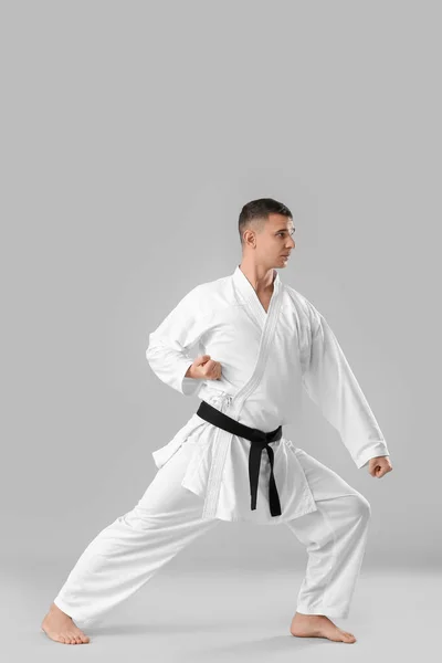 Man Die Karate Oefent Een Lichte Achtergrond — Stockfoto