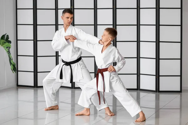 Chłopiec Ćwiczący Karate Instruktorem Dojo — Zdjęcie stockowe