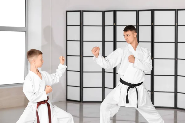 Jongen Oefenen Karate Met Instructeur Dojo — Stockfoto