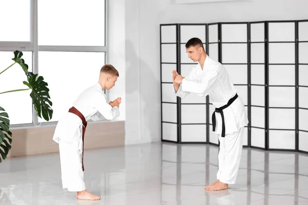 Chłopiec Sensei Wykonując Rytualny Łuk Przed Praktyką Karate Dojo — Zdjęcie stockowe