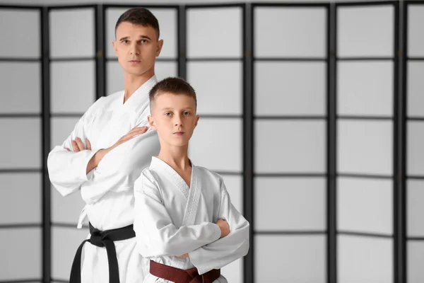 Chłopiec Instruktor Karate Dojo — Zdjęcie stockowe