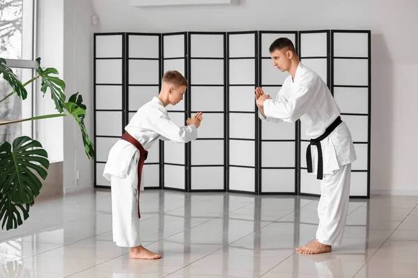 Chłopiec Sensei Wykonując Rytualny Łuk Przed Praktyką Karate Dojo — Zdjęcie stockowe