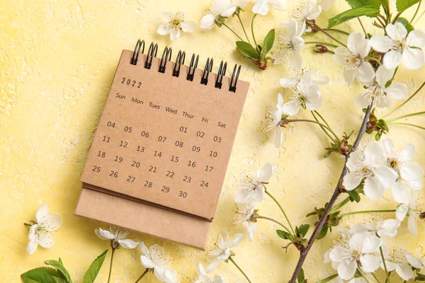 Blooming Spring Branches Calendar Yellow Background — Stockfoto
