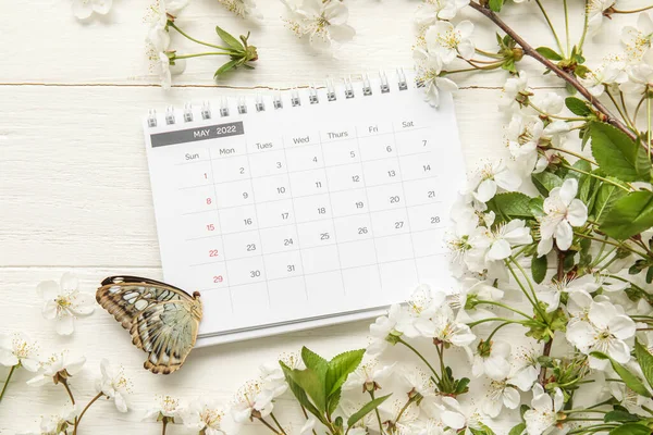 在白色木制背景上绽放的春枝 日历和蝴蝶 — 图库照片