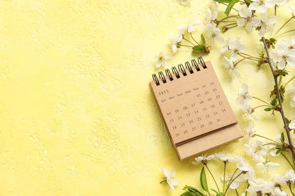 Цветущие Весенние Ветви Календарь Желтом Фоне — стоковое фото
