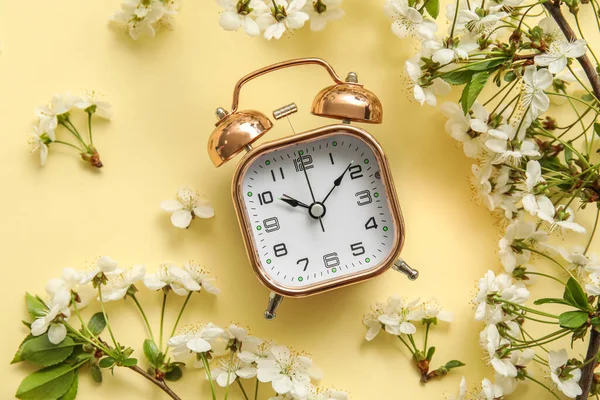 Blooming Spring Branches Alarm Clock Light Color Background Top View — Stock fotografie