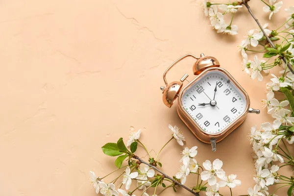 Blooming Spring Branches Alarm Clock Color Background Top View — Stock fotografie