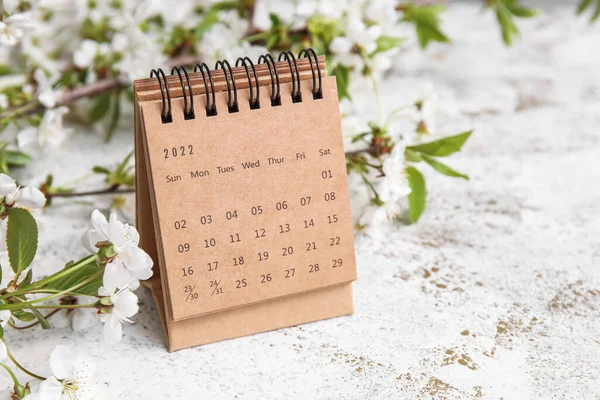 Цветущие Весенние Ветви Календарь Светлом Фоне — стоковое фото