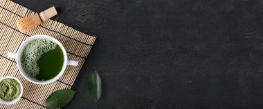 Koyu arka planda kibrit çayı, toz ve chasen ile kase ve metin için alan