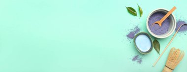 Mavi kibrit çay ve pudra dolu kâseler ve metin için arkaplan alanı