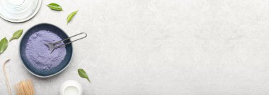 Bir kase pudralanmış mavi kibrit çayı grunge arkaplanda metin için boşluk ile