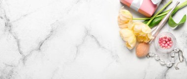 Lale buketi, hediye ve arka planda açık arkaplan üzerine kadın aksesuarları.