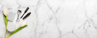 Dekoratif kozmetik içeren laleler hafif arkaplan ve metin için boşluk