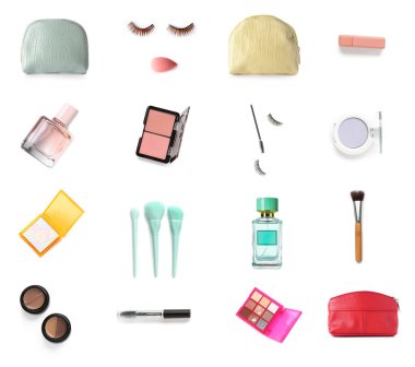 Makyaj fırçaları, parfümleri ve beyaz arka planda çantaları olan dekoratif kozmetik seti.