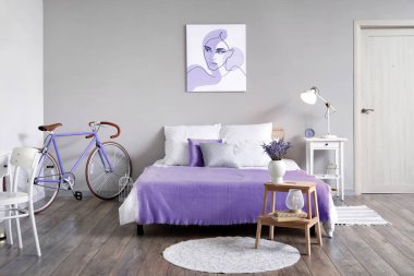 Bisikletli şık bir yatak odası.