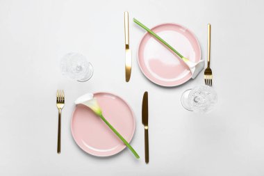 Beyaz arkaplanda zambaklar olan güzel masa ayarları