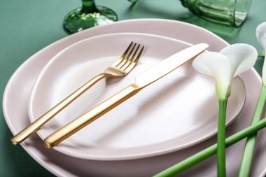 Renkli arkaplanda güzel masa ayarları ve çiçekler, yakın plan