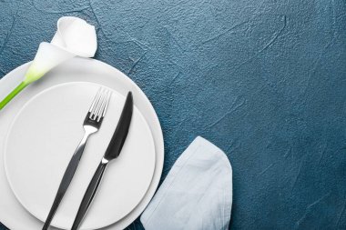 Koyu renk arka planda beyaz zambak ile güzel masa ayarları, yakın plan