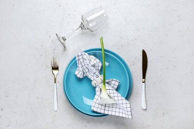 Açık arkaplanda beyaz zambak bulunan güzel masa ayarları