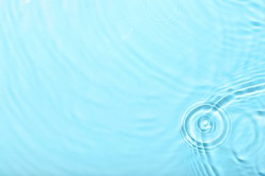 Renk arkaplanında sıçrama olan temiz su