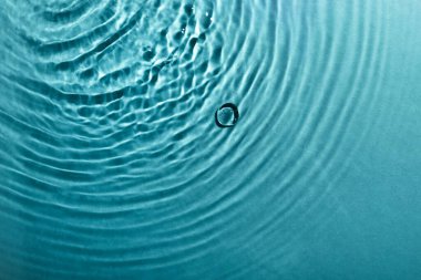 Renk arkaplanında sıçrama olan temiz su