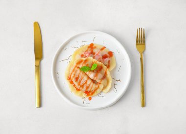 Lezzetli çilekli börek tabağı ve hafif arka planda reçel.