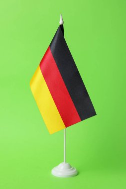 Yeşil arkaplanda Almanya bayrağı