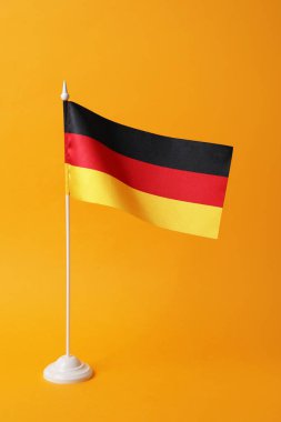 Turuncu arka planda Almanya bayrağı