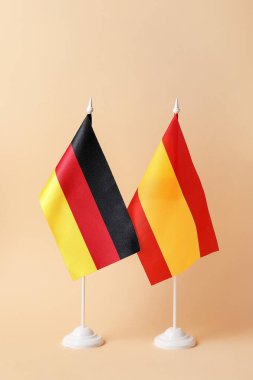 Renkli arkaplanda Almanya ve İspanya bayrakları