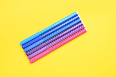 Sarı arka planda keçeli kalemler