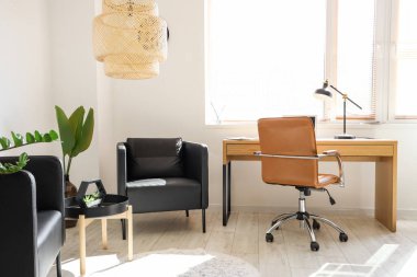 Çalışma yeri ve siyah koltukları olan modern ofis.