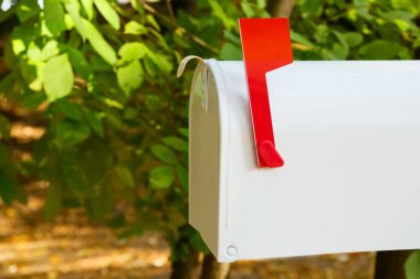 Parktaki beyaz antika posta kutusu