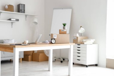 Taşındığı gün ofis içi mobilya ve eşyalarla dolu karton kutular.