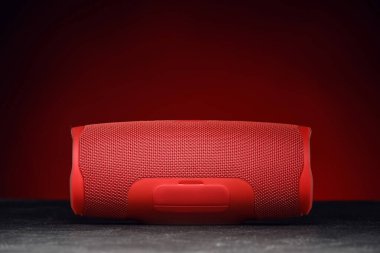 Karanlık masadaki kablosuz hoparlör.