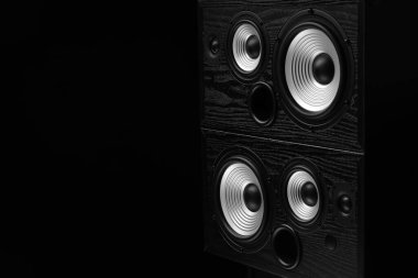 Siyah arkaplanda büyük modern hoparlörler
