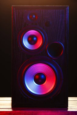 Masadaki modern hoparlör siyah arkaplana karşıdır
