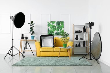 Rahat kanepe ve modern ekipmanlı şık bir fotoğraf stüdyosu.