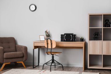 Rahat işyeri ve modern hoparlörleri olan şık bir oda.