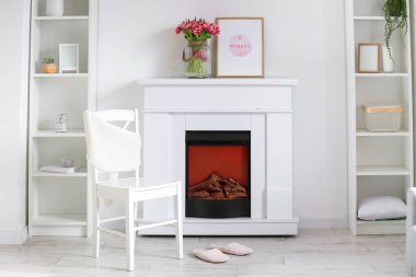 laleli vazo ve şöminenin iç tarafındaki şömine rafında resim. Uluslararası Kadınlar Günü kutlamaları