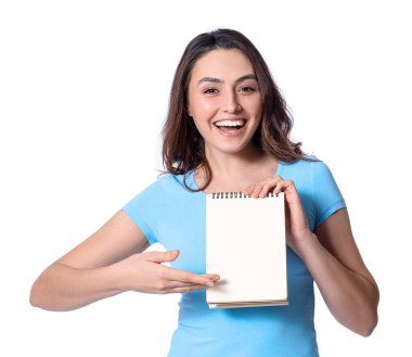 Beyaz arka planda defteri olan genç bir kadın.