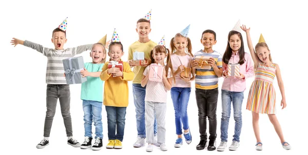 Muchos Niños Sombreros Fiesta Con Regalos Cumpleaños Aislados Blanco —  Fotos de Stock