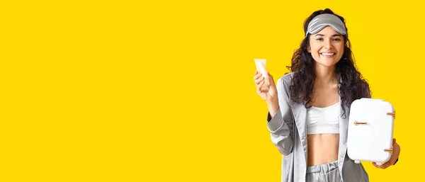 Bela Jovem Mulher Sorridente Pijama Segurando Produtos Cosméticos Pequeno Refrigerador — Fotografia de Stock